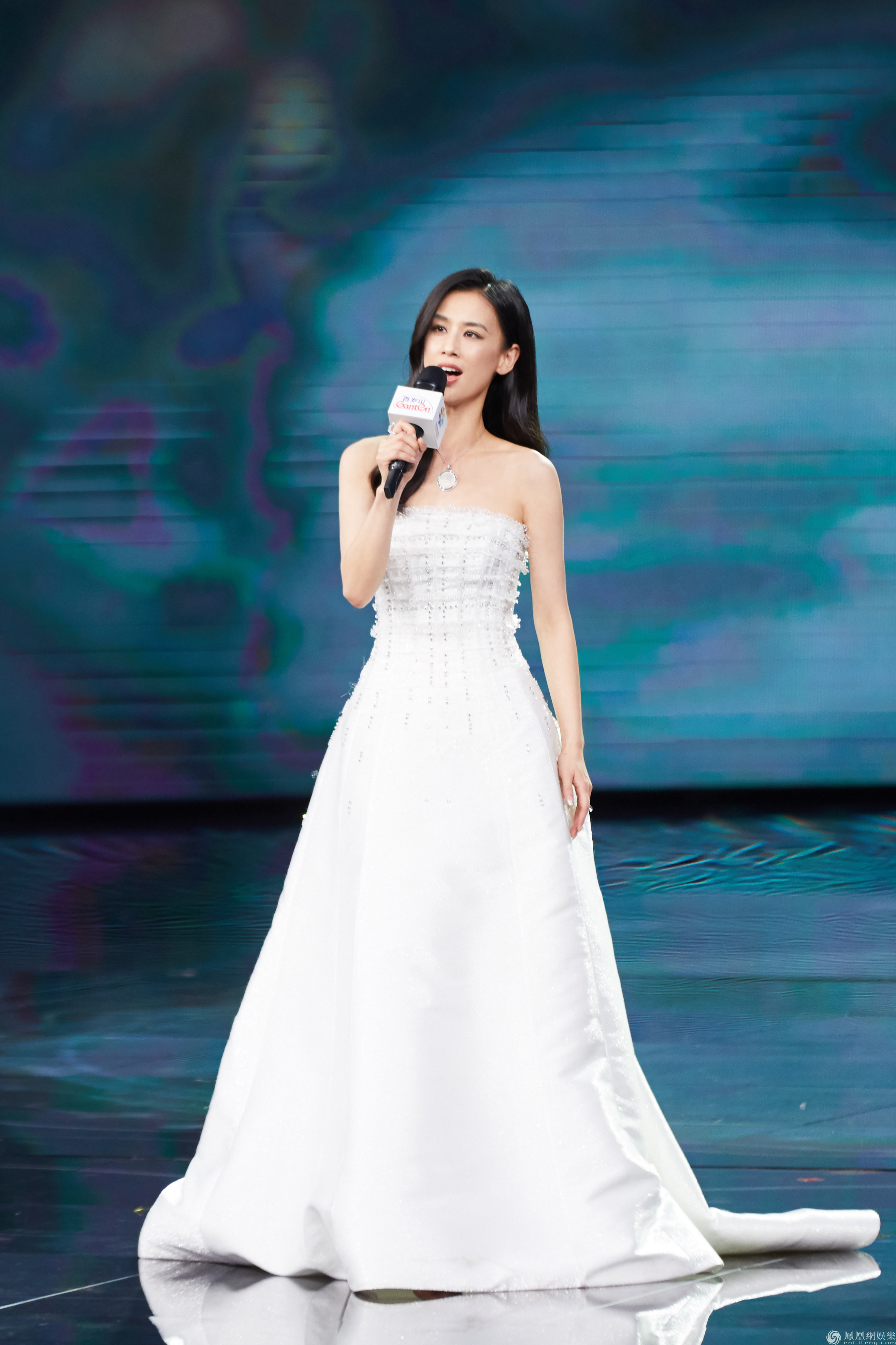 黄圣依携作品亮相北影节开幕式一袭扎染长裙尽显高挑身材