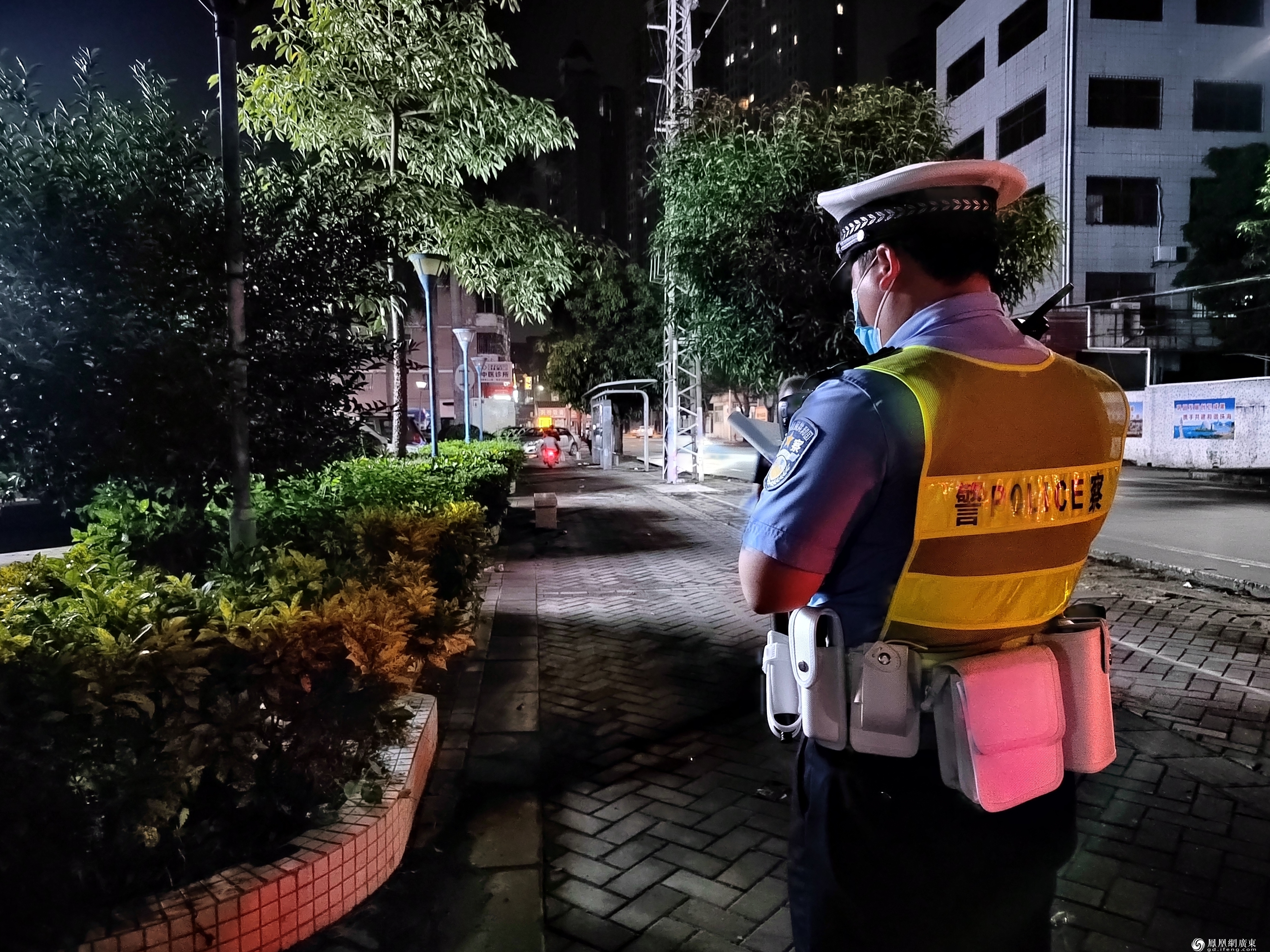 交警分工合作，记录现场信息