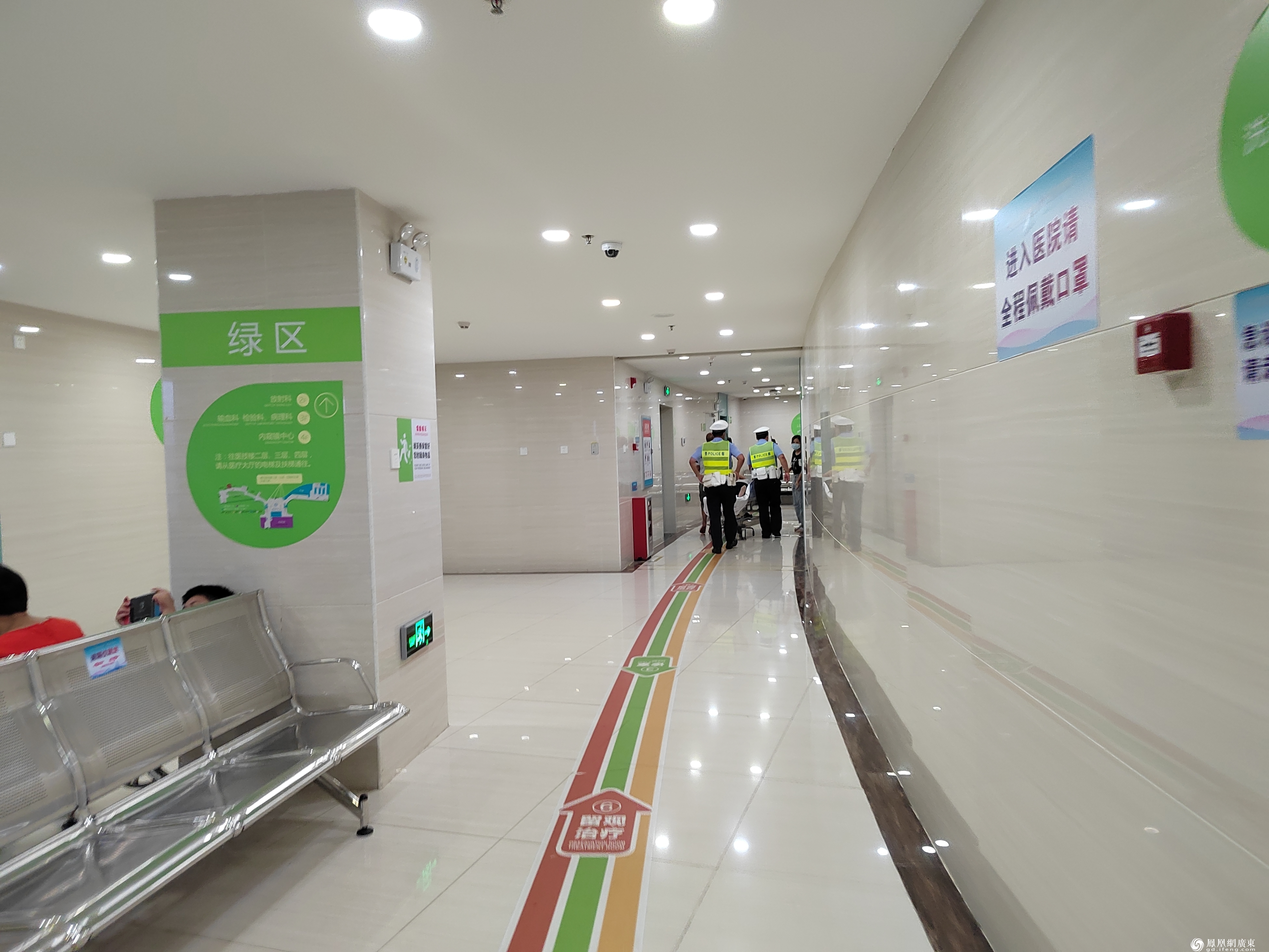 帮忙将伤者送入检查室