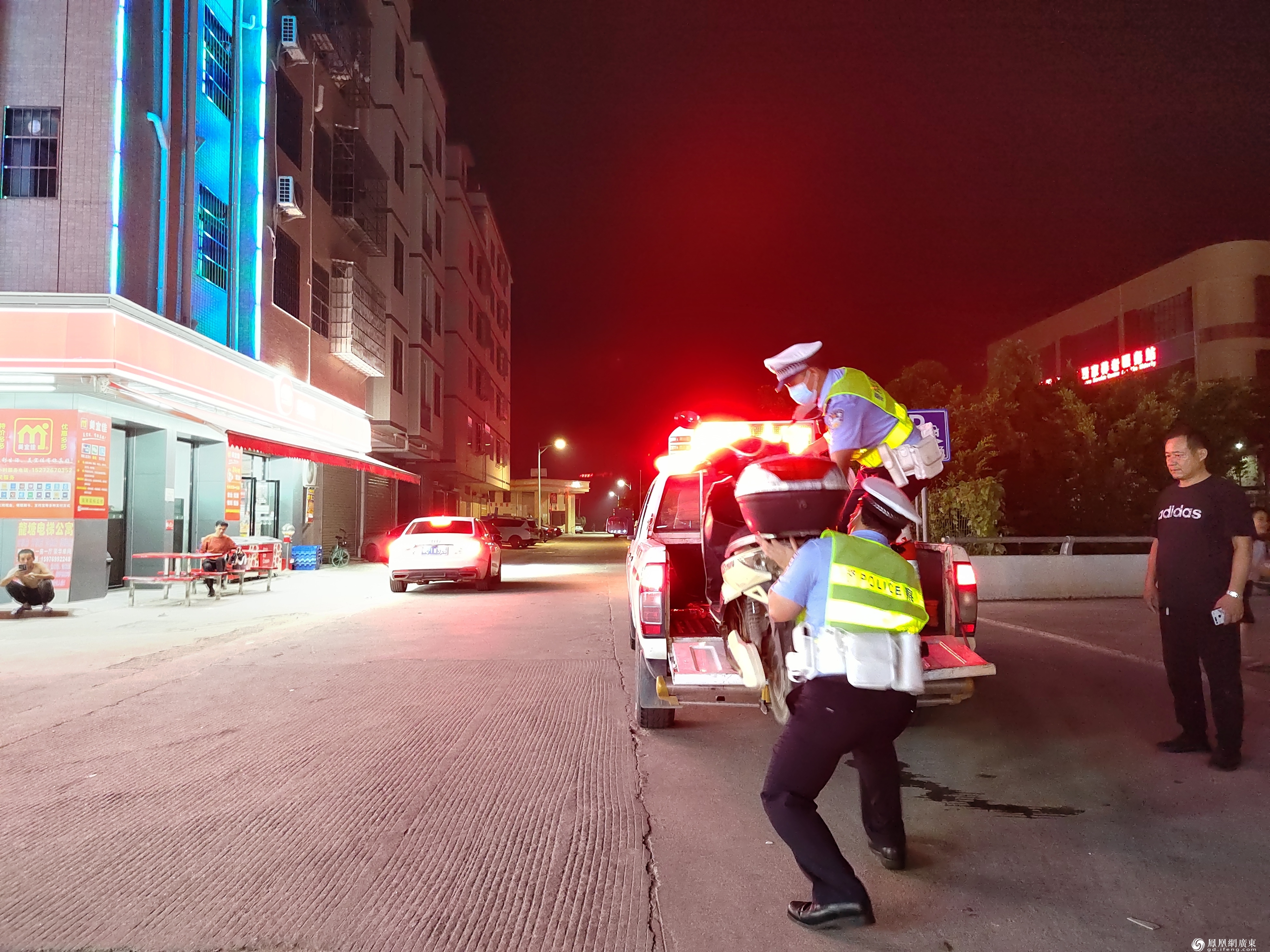 凤在现场|直击珠海交警夜间执勤：以平安迎接蓝天盛会