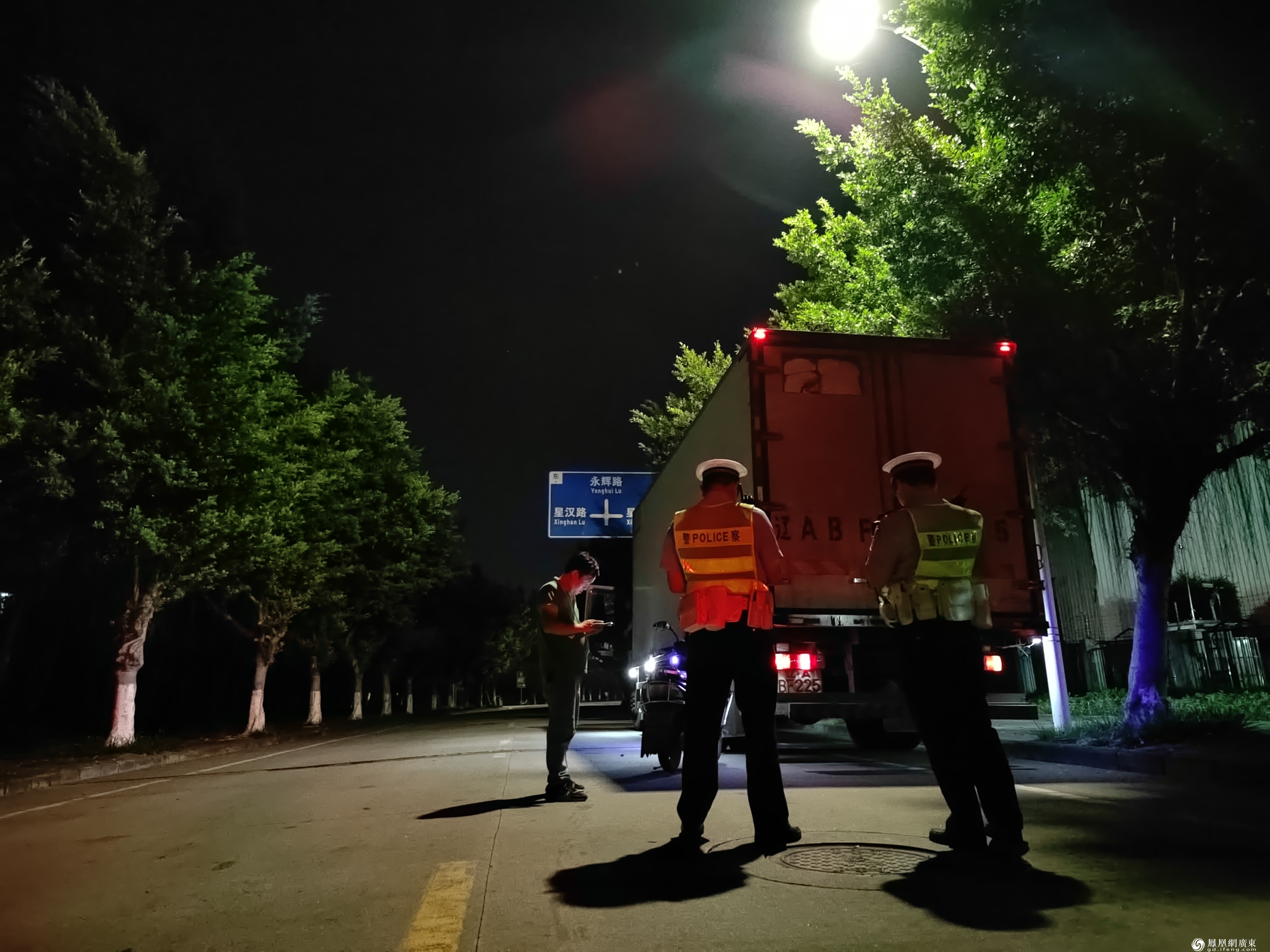凌晨2点，赶到了第三起事故的现场