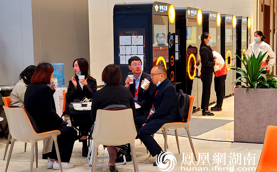 咖啡之翼无人智能咖啡机亮相亚洲博鳌论坛经安会