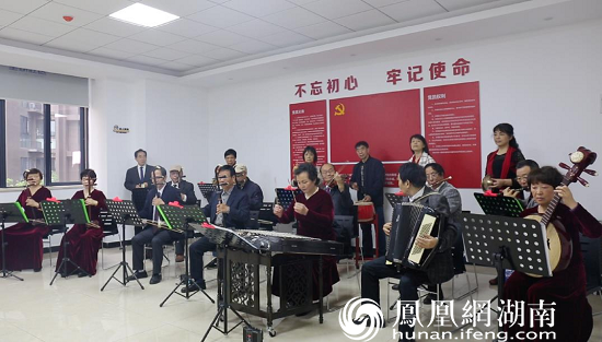 星湖社区居民自发组织的乐队,在开展活动