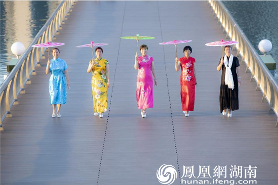 星湖社区名媛旗袍队,左三为张丽