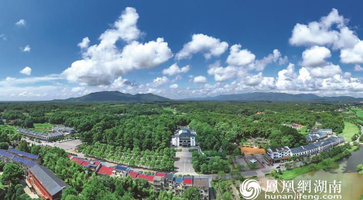 近年来,长沙县不断推进文化和旅游深度融合发展,提高文化旅游发展质量和效益。图为景色优美、绿意盎然的长沙县开慧镇。章帝 摄