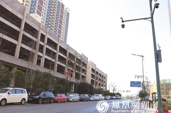 长沙县长龙街道“智慧停车”系统正式运行，通过沿线安装的摄像头和音响，搭配系统软件，即可自动抓拍车辆违停，广播自动喊话，实现对违规的车辆实时劝离。 林畅 摄