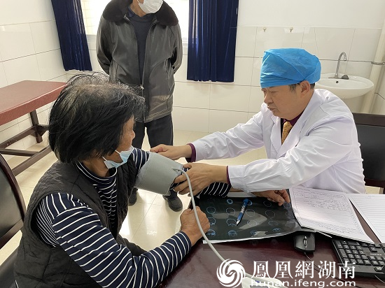 钟云龙坐镇专家门诊