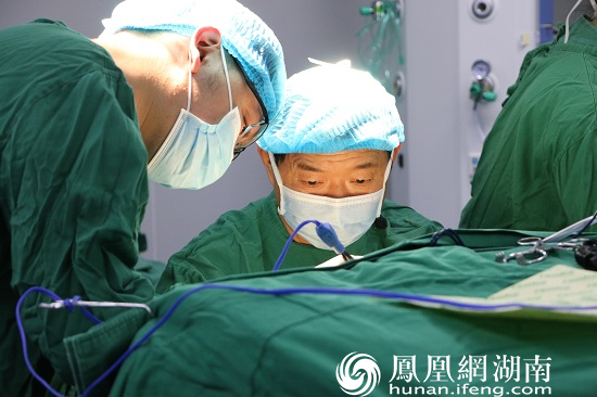 钟云龙及其团队为患者进行手术