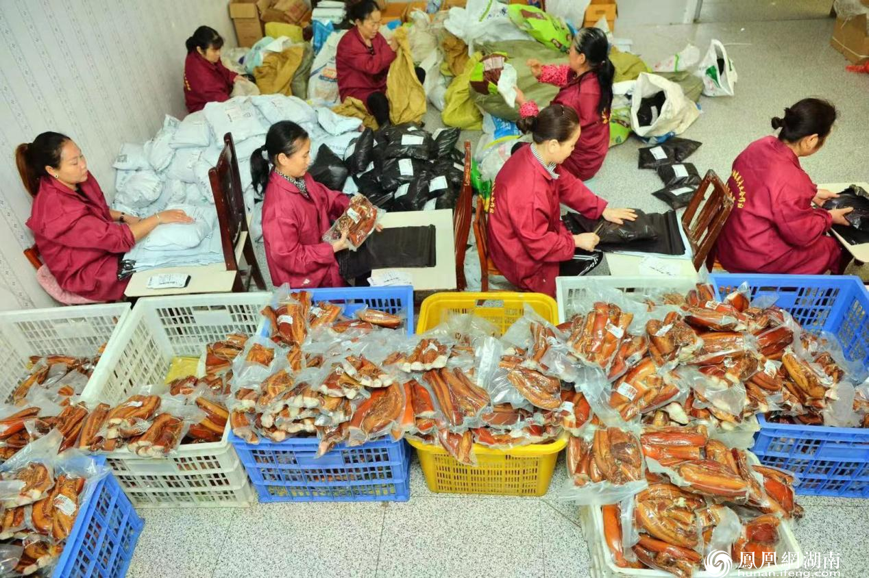 腊肉在合作社中被打包,将发往全国各地。