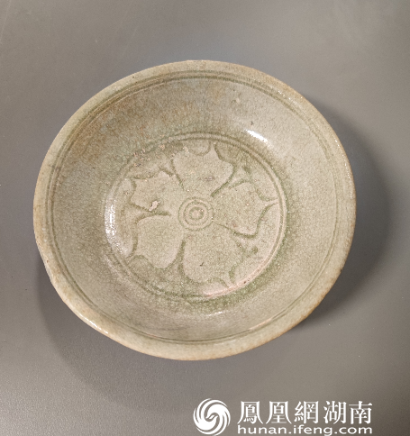 南朝岳州窑青釉刻莲瓣纹碟