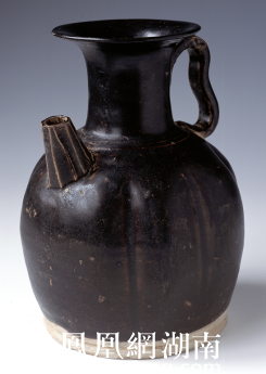 唐长沙窑黑釉瓜棱执壶