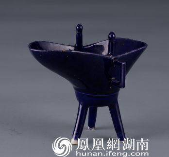 清乾隆霁蓝釉爵杯