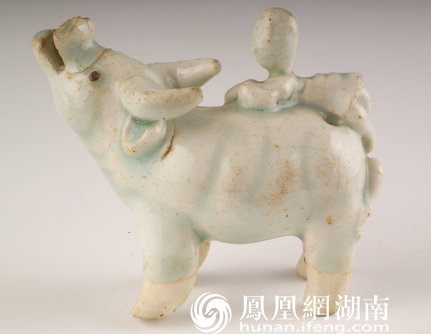 元湖田窑青白釉牧童骑牛水注