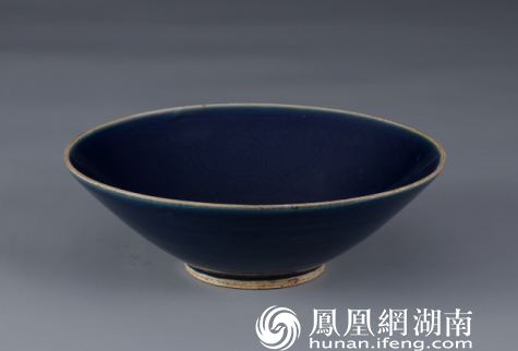 明嘉靖蓝釉暗龙纹碗