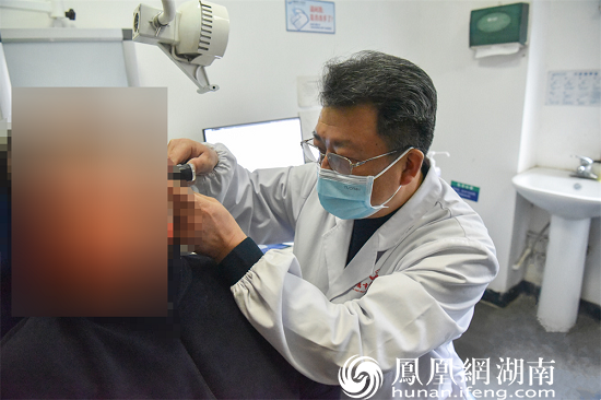 1月24日,常德一医耳鼻咽喉头颈外科主任周顺华为张先生复诊
