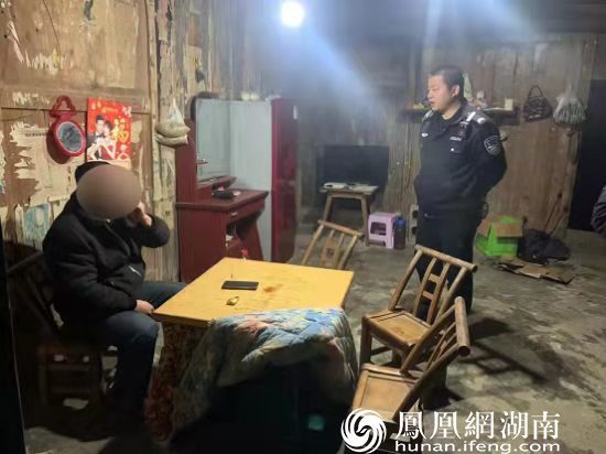 民警送醉酒人员回家