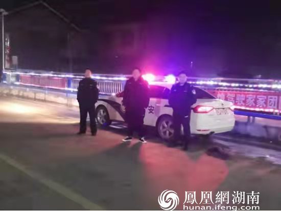 民警在辖区巡逻