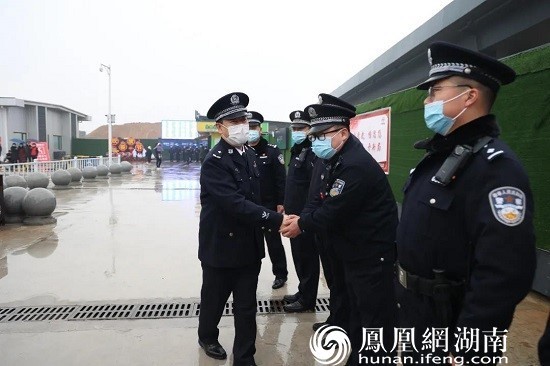 余良勇到火车站派出所慰问一线民辅警