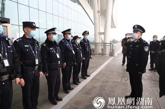 余良勇到桃花源机场派出所慰问一线民辅警