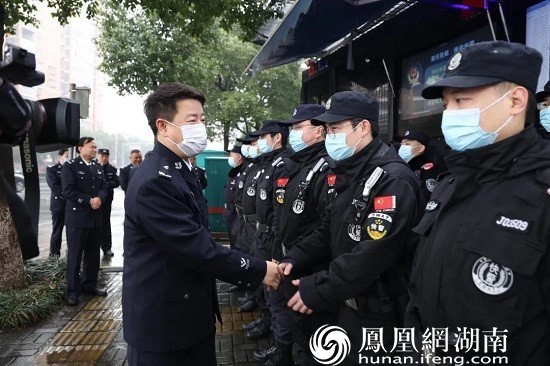 余良勇到武陵公安分局快警一大队三闾快警平台慰问一线执勤民辅警。