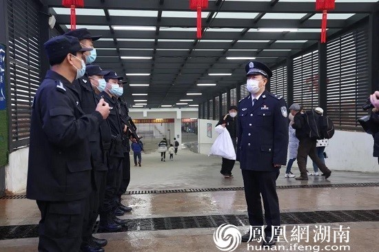 余良勇到火车站巡特警执勤点慰问一线民警