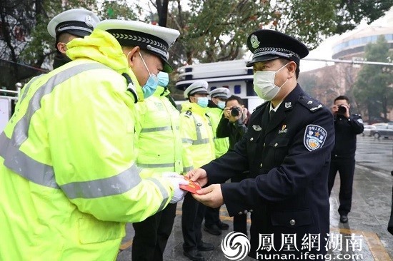 余良勇到交警支队宏大岗亭执勤点慰问一线民辅警