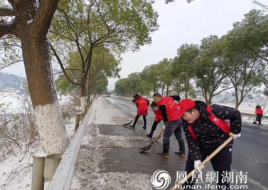 党员冲锋在前，积极参与扫雪除冰保畅通行动。