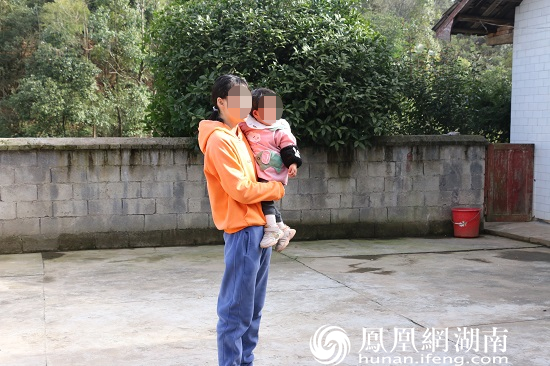 妈妈的怀里安静的馨馨小朋友