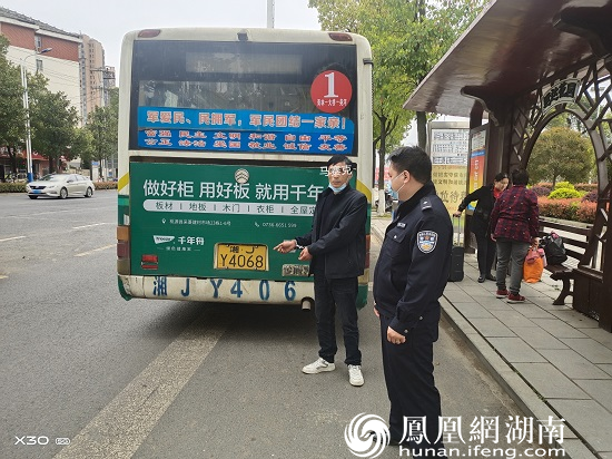 民警带扒手指认现场