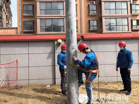 图为登杆练习现场