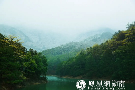 半山春花半山雪 曾敏摄