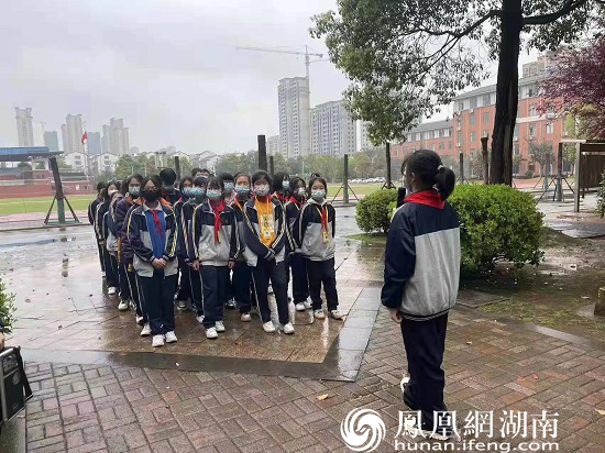 分班级集中前往国防教育基地