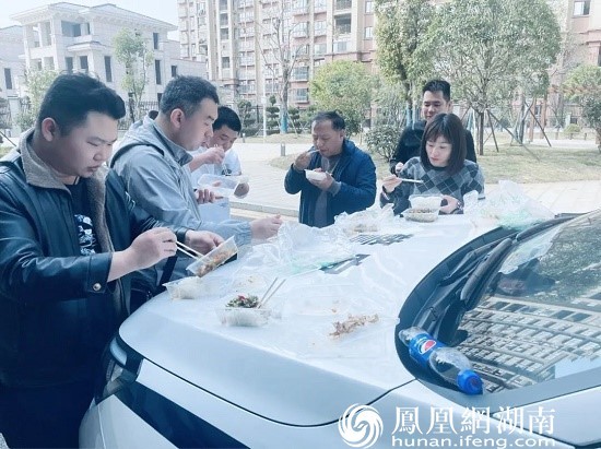 办案民辅警克服困难，就地用餐