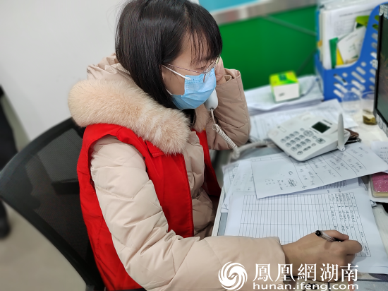 陈晨在社区接听群众来电，解答居民疑问。