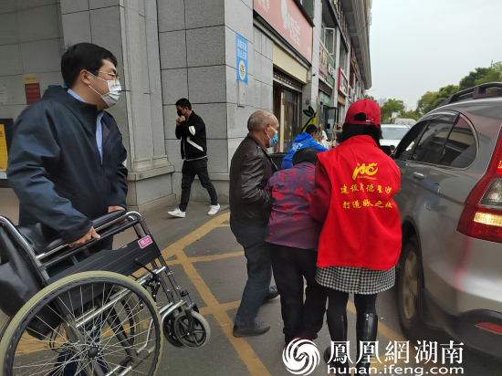 崔雷和党员志愿者一起，用私家车接送60岁以上老人接种疫苗。