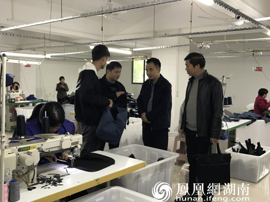 斫曹乡党政主要领导在指导禾塘坪帮扶车间生产