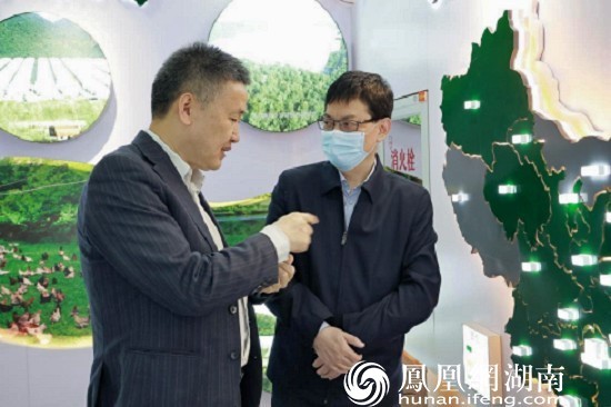 听取湘佳牧业负责人汇报