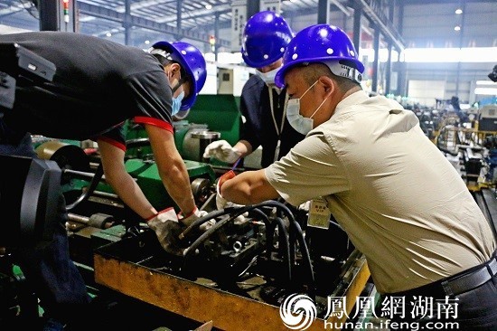 设备管理部员工在维修机器