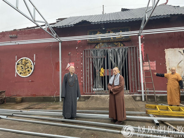 圣辉长老看望遭受龙卷风灾情的迎龙寺比丘尼