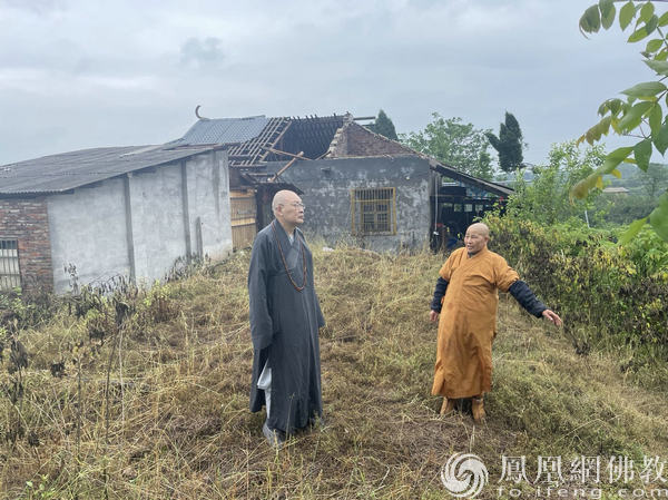 圣辉长老看望遭受龙卷风灾情的迎龙寺比丘尼