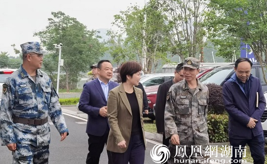 常德军分区司令员李邦哲检查柳叶湖人民武装工作