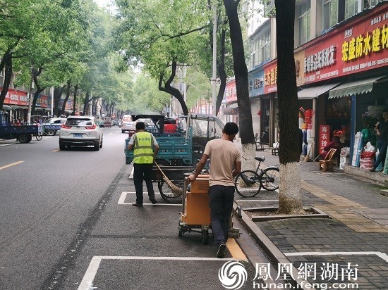 隆阳路清理整治后施划黄色禁停线