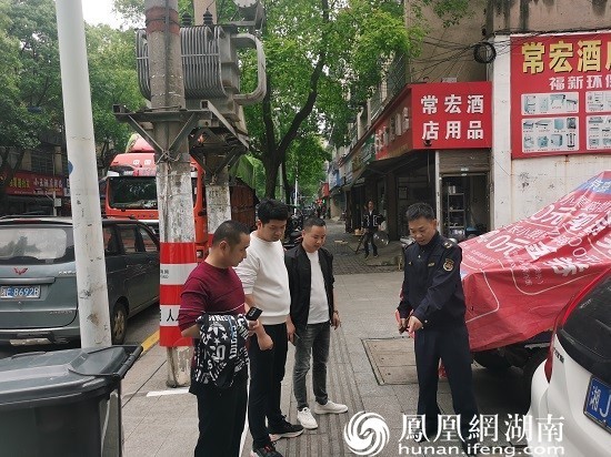 街道党工委书记罗军初(中)在现场督导创建工作