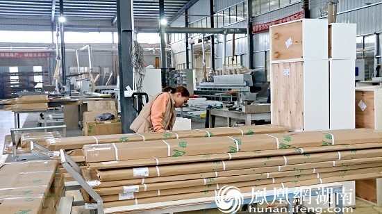 在企业上班的村民