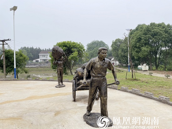 铜像回首当年