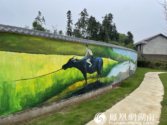 童趣跃然墙上