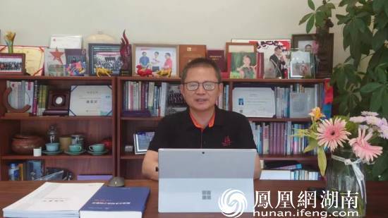 湖南弘慧教育发展基金会理事长、北京源慧资本董事长张帆在现场视频连线（陈小薇/摄）