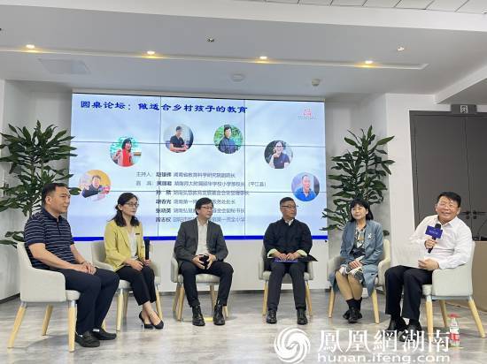 圆桌论坛环节（陈小薇/摄）