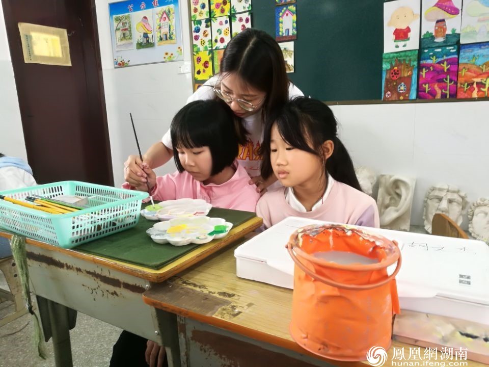 小组成员老师在教美术