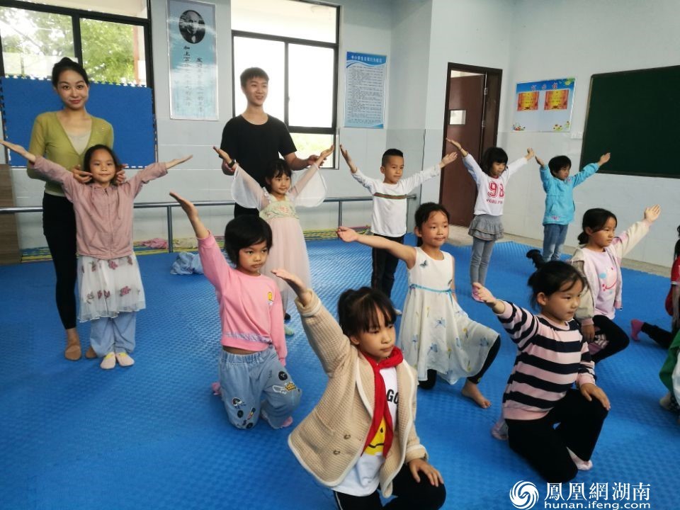 小组成员老师在教舞蹈
